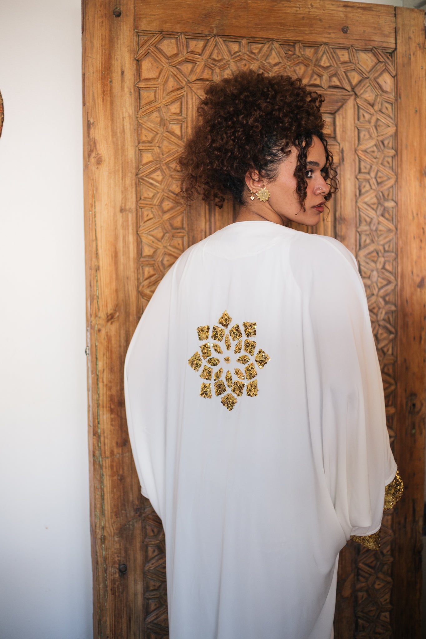 Golden Glory: The Elegant Islamic Kaftan in White – Tawasol Egypt